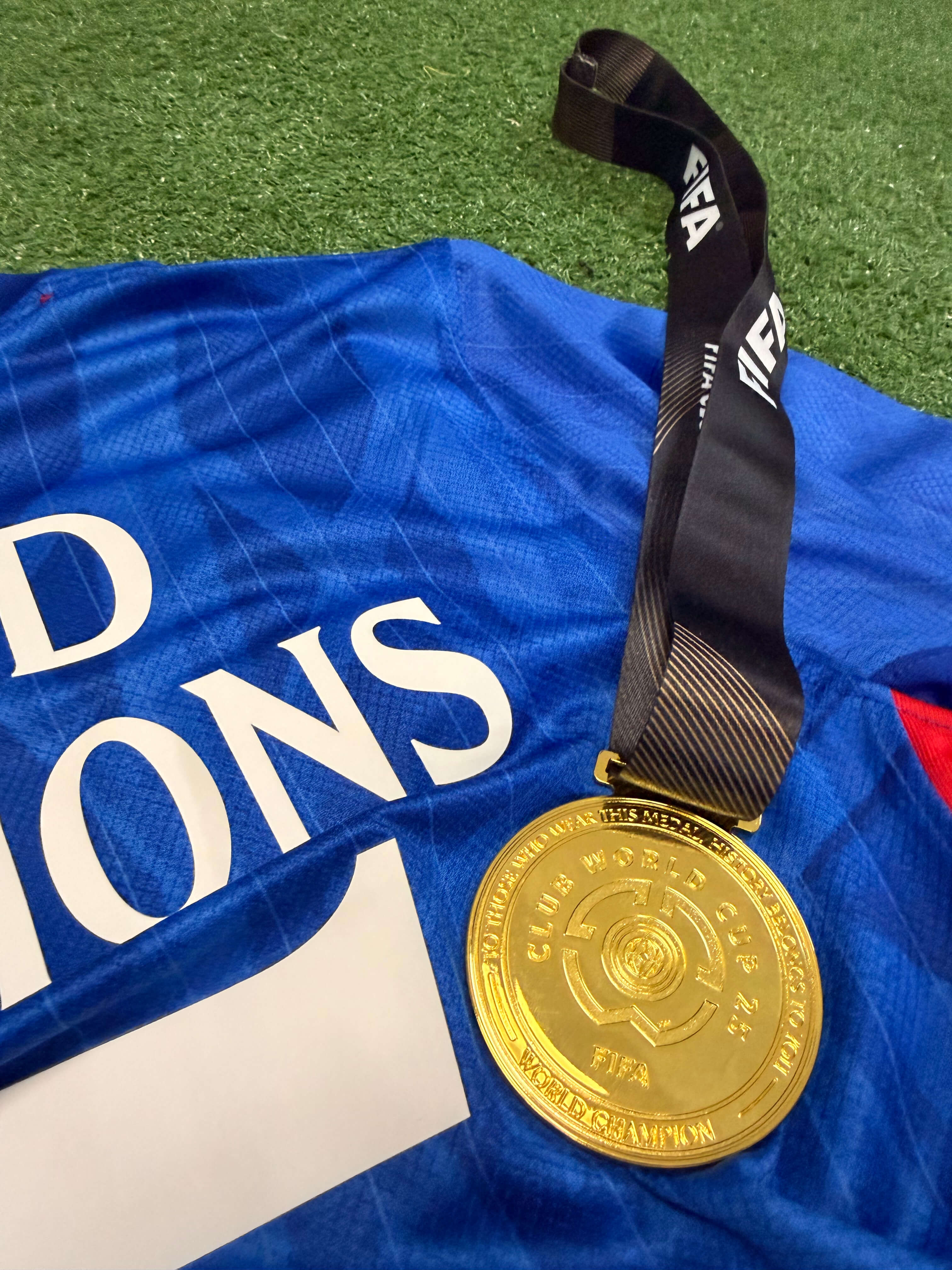 Chelsea Legacy Edition: Home Kit & Gold Medal Combo